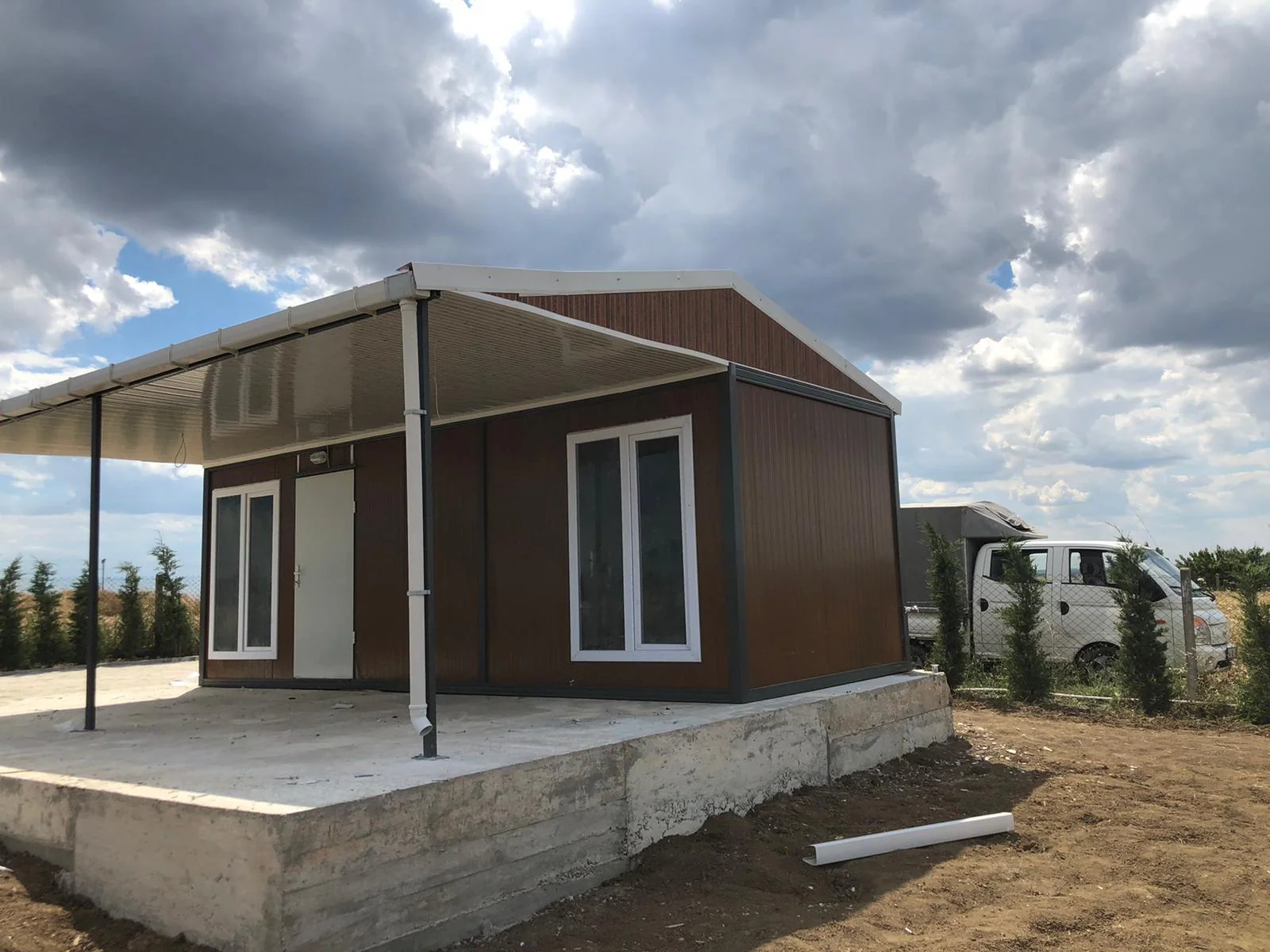 Çatılı verandalı konteyner